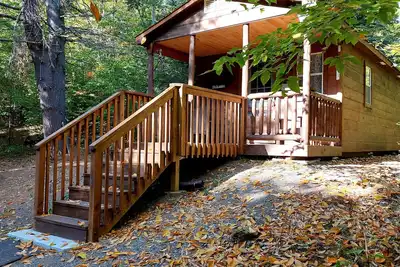 Image de Cozy off grid cabin tucked away in nature.