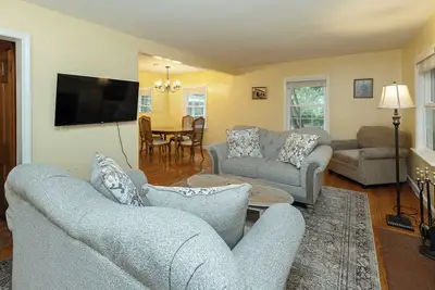 Image de Whispering Pines 4br-3ba Charming Family-Sized in Ames