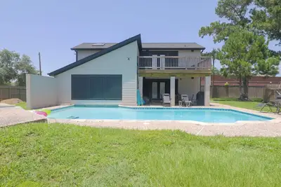 Image de Charming 2-bedroom Pool House Loft with Swim-in Pool Room