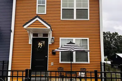 Image de Your entertainment hub awaits! Incredible location walking distance to downtown!