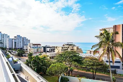 Image de Coastal Comfort in Umhlanga Rocks — Large 3br Steps from the Beach