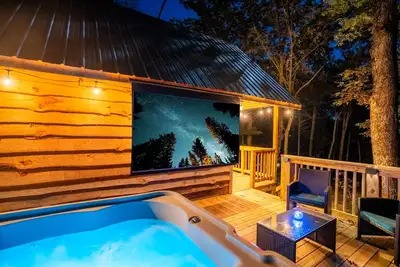 Image de Cabin Retreat with Hot Tub, Hiking Trails, Grill, Arcade and Fire Pit