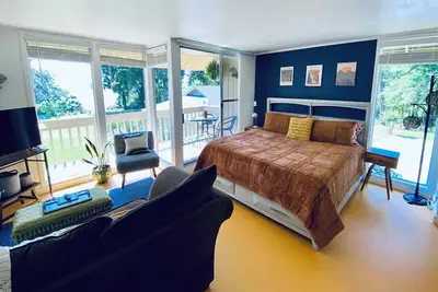 Image de Color Me Crazy Eclectic Studio with Bay Views!