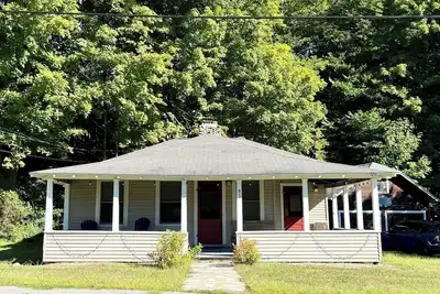 Image de Charming 2-bedroom cabin in the Adirondacks with a treehouse and an artist loft