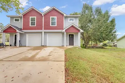 Image de Modern Comfort in Historic Denison!