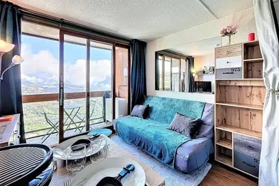 Image de À 100m des pistes de ski, 18ème étage, vue vallée, piscine, télévision, casier à ski, 22m²