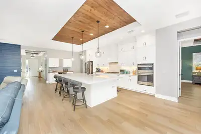 Image de Wellen Park 2600 sqft pool, spa & fireplace 3 car with 85” Tv & golf cart