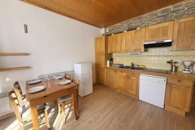 Image de À 300m des pistes de ski, Rez-de-chaussée, vue parking, terrasse, parking, télévision, casier à ski