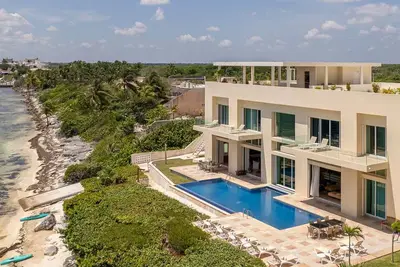Image de Punta Sam, Spacious 6br Beachfront Villa in Cancún with Private Pool & Jacuzzi