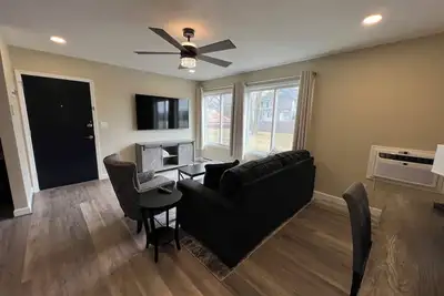 Image de Urban Comfort for Medical Travelers – Laundry in Unit + Full Kitchen - #3