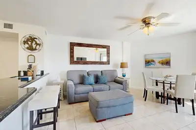 Image de Breezy condo on the water with pool, hot tub & tennis court