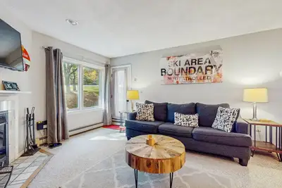 Image de Slopeside walk-to-lift condo w/ wood-burning fireplace, patio, washer/dryer