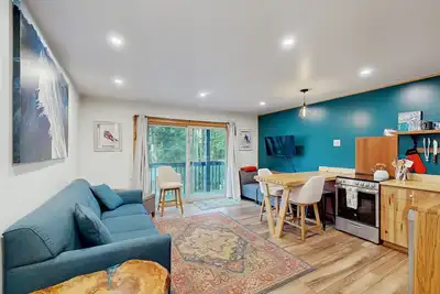 Image de Condo Near Ski Resort with Deck, Access to Sauna, Walk to Village