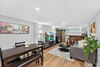 Image de Bright & Modern 2br Basement Suite w/ Rustic Bar & Private Entrance