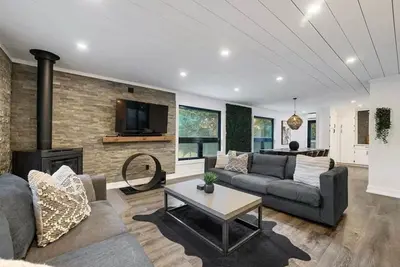 Image de Evergreen Escape - 3 Acres, 2 Houses, 16 People
