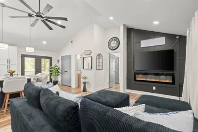 Image de Designer 3br/3ba Bungalow • Great for Families!