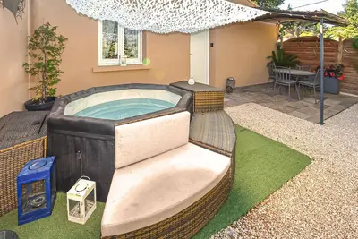 Image de Maisonnette avec jacuzzi