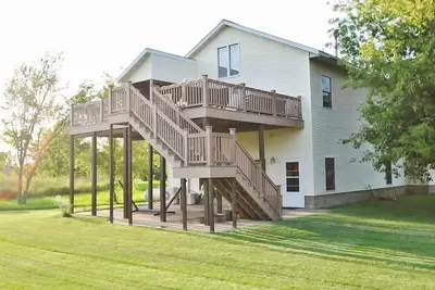 Image de Countryside Knotty Pine \n1King, 2Queen, 2bunk beds\nLarge Yard + a deck with a View