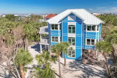 Image de Salty Smuggler - 4 Bed, 3 Bath, Sleeps 12, Large Private Pool, 2 Golf Carts