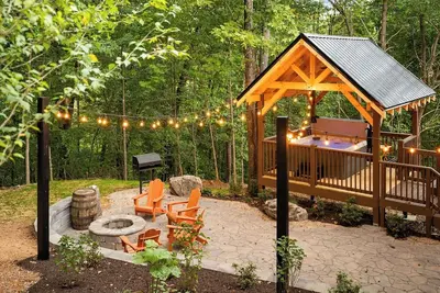Image de Mountain View Cabin w/ Hot Tub, Fire Pit & Games