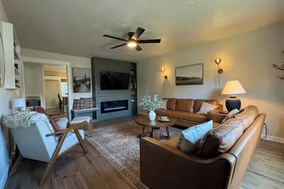 Image de Historic 2 Br•King Bed•Big Yard•Firepit•Fireplace•Trailer Parking