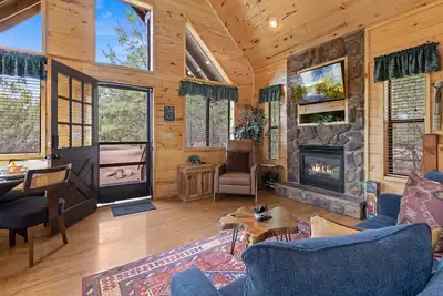 Image de Bear's Den | Hot Tub~Fireplace~Bbq~Sleeping Loft