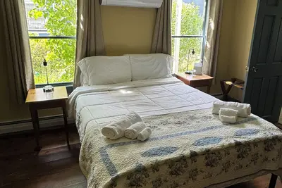 Image de Quaint Queen room at the Chester Inn