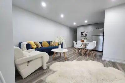 Image de Entire 2br Apt in Midtown Toronto, walk to Yonge & Lawrence, subway, and shops