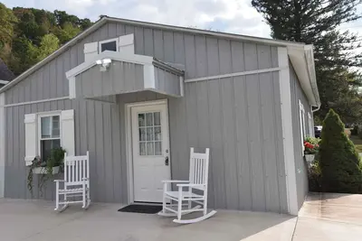 Image de Charming One or Two-Person Getaway Studio in Historic Bedford