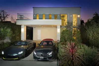 Image de Modern Melrose Luxury Villa High Ceilings - 5 Bdr