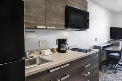 Image de Pet-Friendly Space w/ Full Kitchen for Convenient Extended Stays