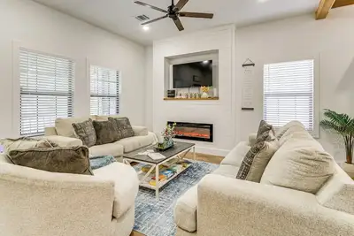 Image de 1 Mi to Dtwn Brenham! 'The Bell & Bloom Cottage'