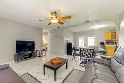 Image de Fenced-In Yard: Home 3 Mi to Hard Rock Stadium!