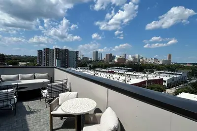 Image de Modern Retreat with Balcony, mins to Vcu, Fireplace & Sky Lounge Access