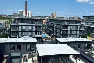 Image de Stay in Style -Sky Lounge Sunsets & Poolside Relaxation Near area Hospitals