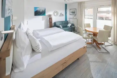 Image de Chic, comfortable apartment with balcony and beach chair on the Kurplatz