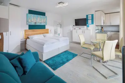 Image de Chic 1-room apartment with box-spring bed and balcony with beach chair