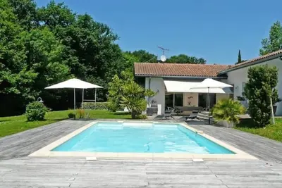 Image de Flora - Maison contemporaine avec piscine chauffée