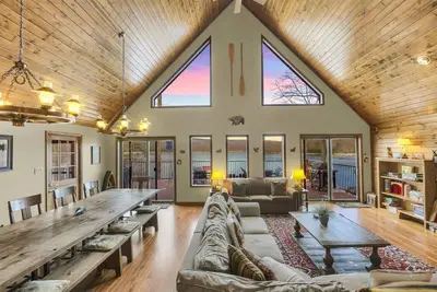 Image de Family-friendly lakefront cabin/chalet with incredible views, private beach, lakeside firepit, boats, hot tub, multiple game rooms, and more