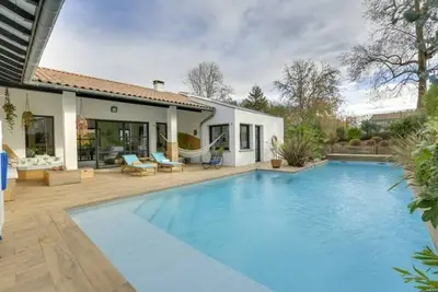 Image de Orion - lumineuse maison avec piscine