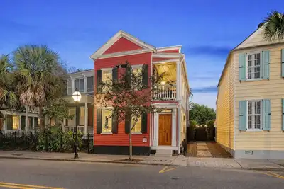 Image de Stylish, Downtown Charleston 2bd Home w. Porch!