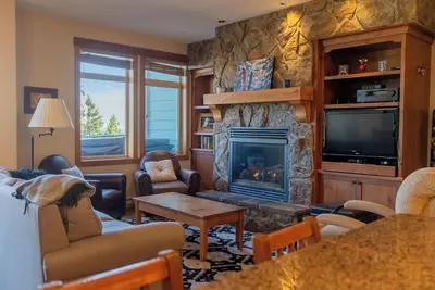 Image de Cozy 2-level Big White chalet: private hot tub, fireplace, king bed, 3 twins, and sofa bed. Short walk to village/lifts. Includes garage parking, full kitchen, and a warm retreat after hitting the slopes.