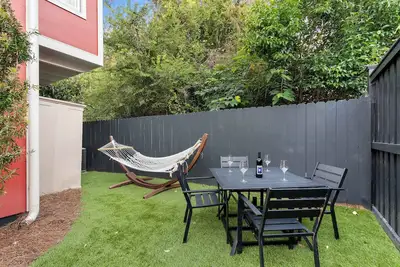 Image de 2bd Home, Large Private Backyard + Blocks to King!