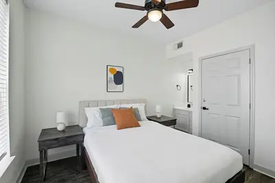 Image de Modern 2br/2ba Near University District