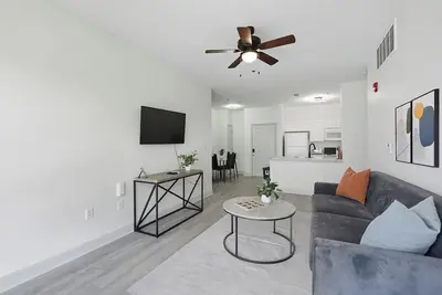 Image de Bright & Stylish 2-Bed, 2-Bath Apartment