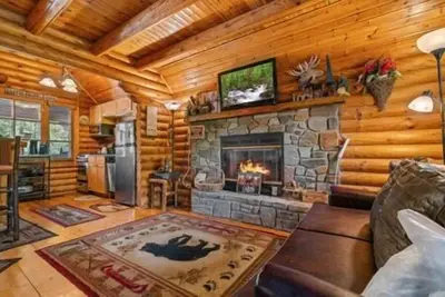 Image de Moose Lodge: Honeymoon, Hot Tub, Wifi, Games, Wooded View