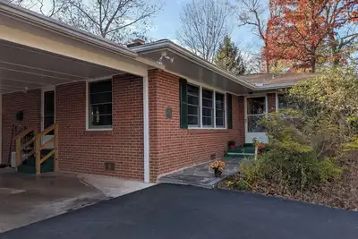 Image de Convenient to everything, without the noise and traffic - quiet residential home