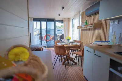 Image de Panoramic view & comfort: Houseboat Frigga Woma D13