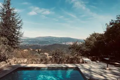 Image de Maison de Vacances 'Paisible Avec Piscine Privée' avec Vue sur la Montagne, Wi-Fi et Climatisation