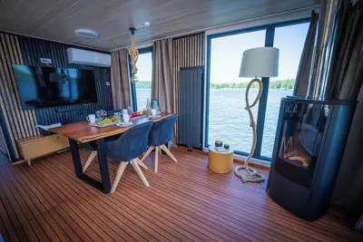 Image de Luxury meets nature: Ariella Woma D13 houseboat